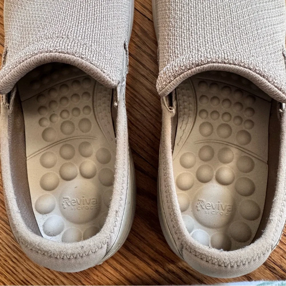 EUC Crocs Reviva Slip-On Sneakers (Reviva Canvas Loafers) size 10 style #205807